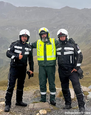 Dwaj policjanci z Polski i policjant z  Austrii w górach