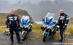 dwóch policjantów w górach obok dwa policyjne motory