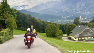 dwaj policjanci jadący motorami