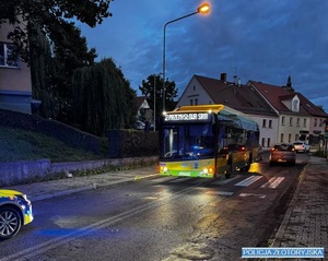 autobus na pasach przed nim radiowóz