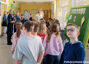 Policjantka z dziećmi w szkole podstawowej
