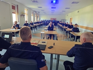komisja oraz policjanci siedzący naprzeciwko w ławkach podczas egazminu
