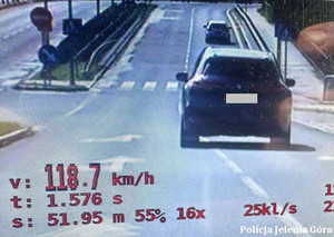 zdjęcie z wideorejestratora przedstawiające samochód osobowy jadący 118,7 kilometrów na godzinę