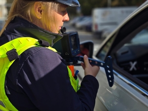 policjantka kontroluje kierowcę samochodu