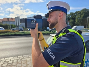 policjant kontroluje prędkość nadjeżdżającego pojazdu