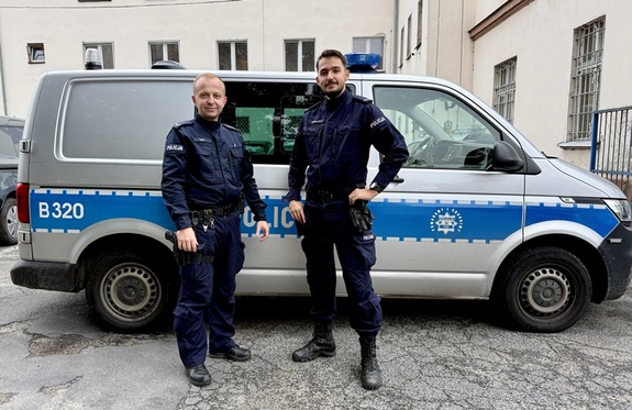 Dwaj policjanci przy radiowozie