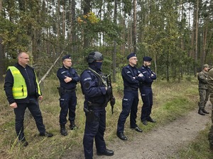 komendanci powiatowi przyglądający sie policjantom podczas szkolenia