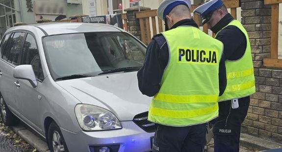auto i policjanci