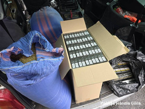 papierosy w opakowaniach w kartonie i tytoń w worku