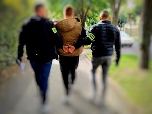 zatrzymany prowadzony przez policjantów