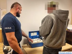 policjant sprawdza alkomatem zatrzymanego