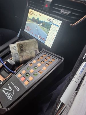 pieniądze przy wideorejestratorze w radiowozie