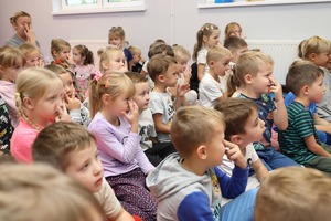 grupa przedszkolaków słuchająca prelekcji