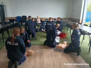 policjanci szkolą policjantów z udzielania pierwszej pomocy