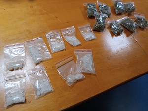 woreczki z amfetaminą i marihuaną leżące na biurku