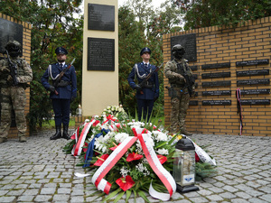 Złożone wieńce pod Pomnikiem Poległych Policjantów we Wrocławiu