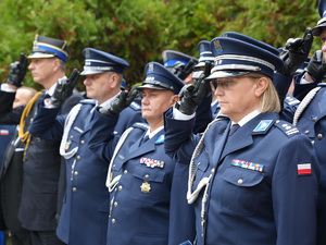 kierownictwo garnizonu dolnośląskiego oddają honor podnosząc dwa palce prawej ręki do skroni