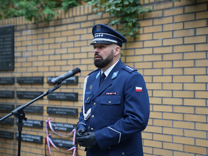 przemawia policjant wysoki rangą