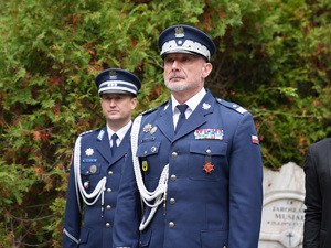 dwaj policjanci w galowych mundurach