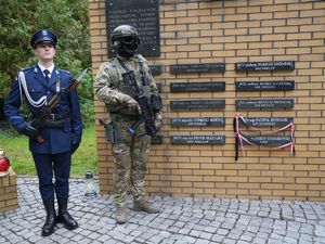 warta honorowa przy pomniku