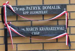 tabliczki epitafijne upamiętniające dwóch poległych policjantów