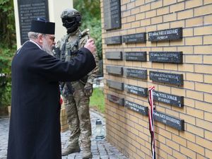 prawosławny duchowny święci tabliczki epitafijne pod Pomnikiem Poległych Policjantów we Wrocławiu