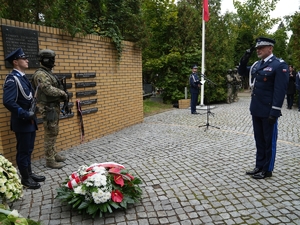 Komendant Wojewódzki Policji we Wrocławiu oddaje honor pod odsłoniętymi tabliczkami epitafijnymi pod Pomnikiem Poległych Policjantów we Wrocławiu