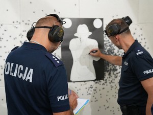 policjanci przy tarczy