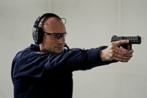 instruktor podczas strzelania
