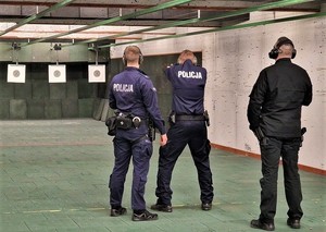policjanci podczas strzelania
