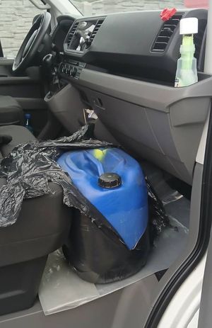 kanister koloru niebieskiego na przednim miejscu w samochodzie