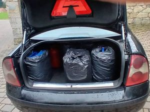 trzy karnisty z paliwem w bagażniku auta