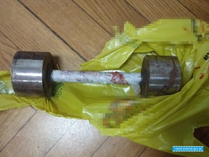 sztanga owinięta w biała folię na której widać ślady krwi