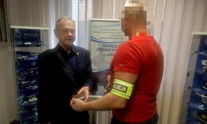 policjant z pokrzywdzonym