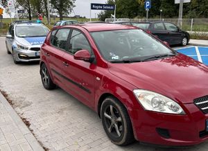 samochód osobowy z tyłu radiowóz