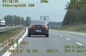 zdjęcie z wideorejestratora które przedstawia auto jadące 195 kilometrów na godzinę