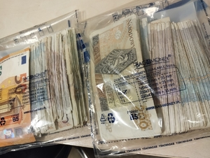 woreczki strunowe z banknotami w nominale polskim i Euro