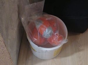 worki z zawartością w wiadrze