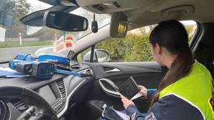 policjantka wypisuje mandat