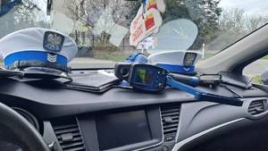 czapki ruchu drogowego w aucie