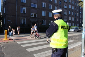 policjant na przejściu dla pieszych