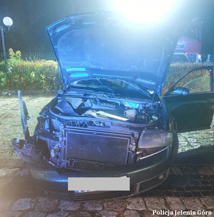 wieczorowa pora, samochód na poboczu zniszczony po kolizji - zdjęcie na wprost