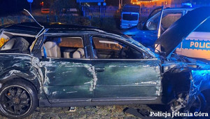 wieczorowa pora, samochód na poboczu zniszczony po kolizji