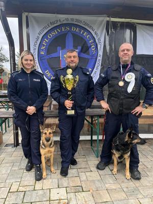 policjantka i dwaj policjanci z dwoma psami