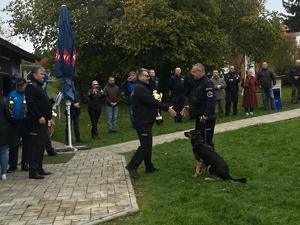 Reprezentacja funkcjonariuszy garnizonu dolnośląskiej Policji na podium Międzynarodowych Zawodów Kynologicznych zorganizowanych w Czechach