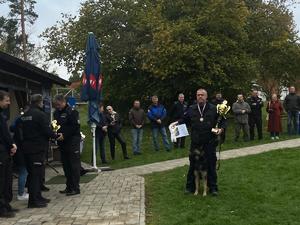 Reprezentacja funkcjonariuszy garnizonu dolnośląskiej Policji na podium Międzynarodowych Zawodów Kynologicznych zorganizowanych w Czechach