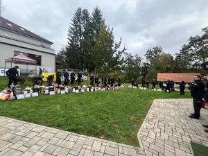Reprezentacja funkcjonariuszy garnizonu dolnośląskiej Policji na podium Międzynarodowych Zawodów Kynologicznych zorganizowanych w Czechach