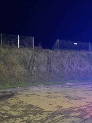 zniszczone ogrodzenie