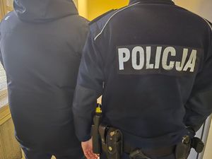 policjant prowadził zatrzymanego
