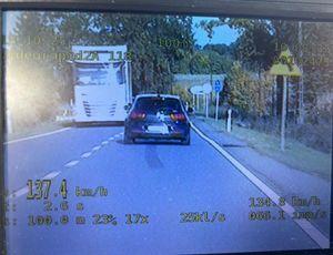 zdjęcie z wideorejestratora przedstawiające jak samochód osobowy przekracza 137 kilometrów na godzinę